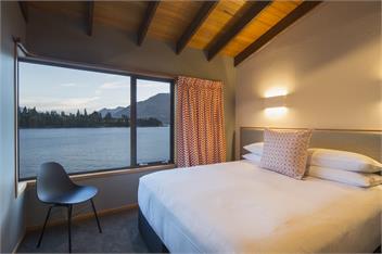 The Bay House - waterfront accommodation with hot tub - Queenstown