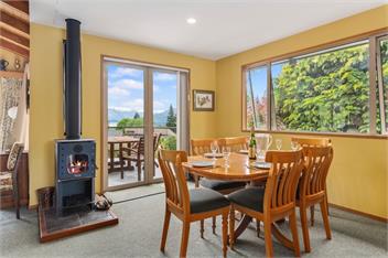 Retro Ski Lodge (Bachcare) - Wanaka