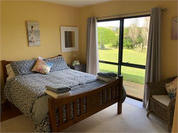 "Three Fishes" Boutique Holiday Home - Coopers Beach