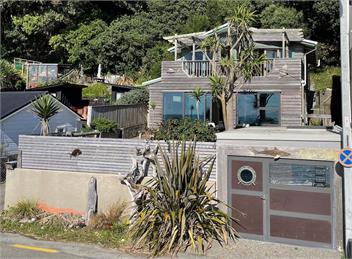 Sunny Beach Front Home - Porirua