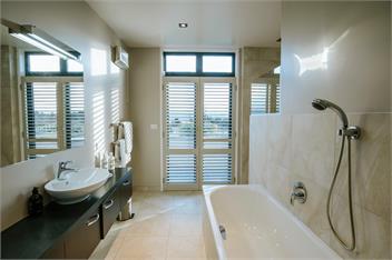 Mt Gold Retreat - Sleeps 8 - Spa Pool - Tennis Court - Wanaka