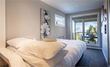 Private Cottage with Hot Tub & Amazing Lake Views - Queenstown