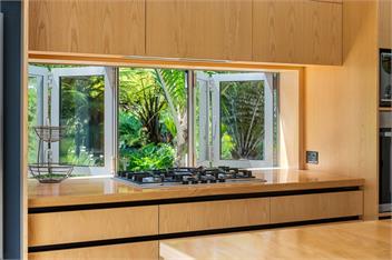 The Grass is Greener Getaway - Private Hot Tub - Whangamata