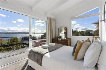 Bayview - Relax in the Hot Tub or Cross the Street to the Lake! - Taupo