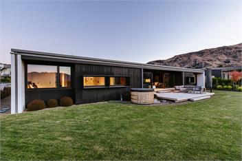 The Brick House | Lake Views | Sleeps 10 - Wanaka