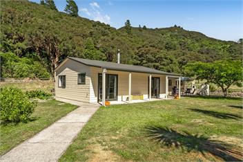 Hill Cottage (Bachcare) - Featherston