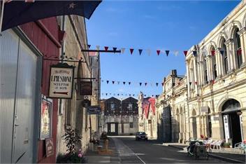 3 Bedroom Victorian Villa with Sea Views - OAMARU 