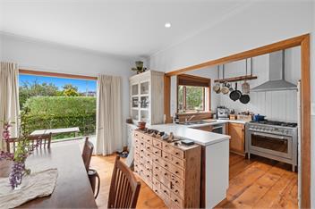 Rustic villa with pool. Fenced house dogs welcome - Mt Maunganui