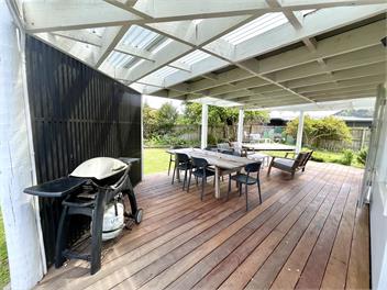 Sunny home with self-contained cabin - Napier