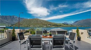 Panoramic Peaks: 3BR Home with Lake Vistas - Queenstown