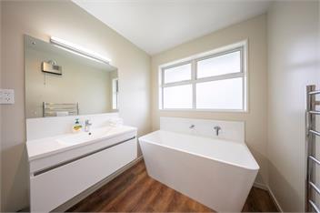 Fiordland Getaway (Bachcare) - 