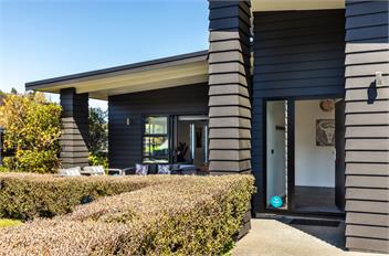 Riverside Retreat - spa pool, table tennis, riverside! - 