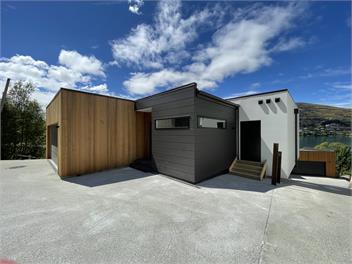 Gorgeous Lakefront 4 bedroom - 4 bathroom home - Queenstown