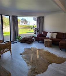 BEACH HAVEN APARTMENT. No road to cross to the beach. - 