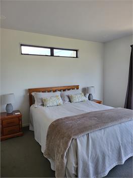BEACH HAVEN APARTMENT. No road to cross to the beach. - 