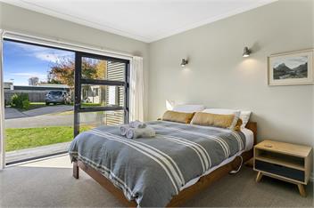 Spacious Lakefront Escape - Taupo