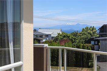 Top of the Lake - Spa Pool, Lake Views, Central to town - Taupo