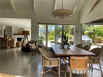 Matarangi Beach Retreat - 5 bdrms, walk to beach, outdoor bath & shower! - Matarangi