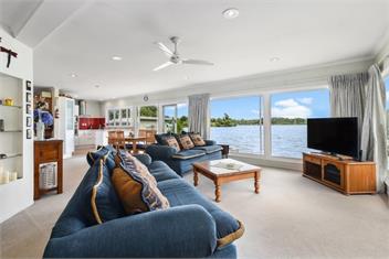 Lake Edge Holiday Home  .  - Rotorua