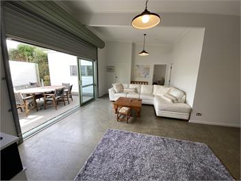 Experience a Kiwi beach holiday here, a couple of minutes walk to the sand - Whangaparaoa