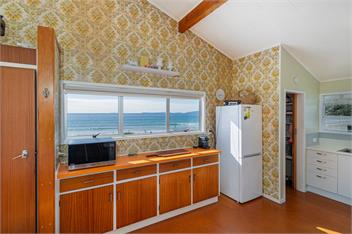 MATARANGI BEACH FRONT - RICHARDSONS - Whitianga