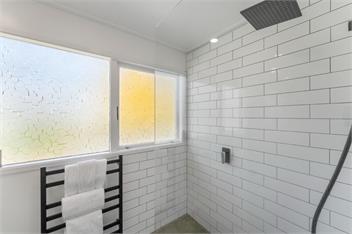 Bayview - Relax in the Hot Tub or Cross the Street to the Lake! - Taupo