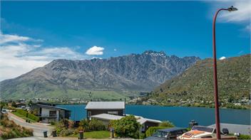 Panoramic Peaks: 3BR Home with Lake Vistas - Queenstown