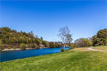 Riverside Retreat - spa pool, table tennis, riverside! - 