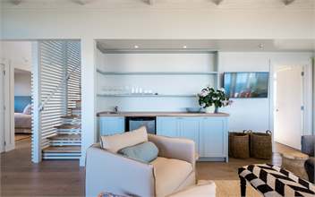 ONETANGI BELLE : Coast and Country - Waiheke Island, Auckland
