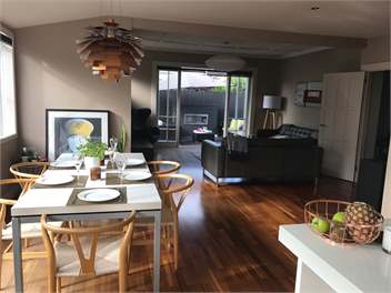 Entertainers delight close to beach - Auckland