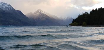 The Bay House - waterfront accommodation with hot tub - Queenstown