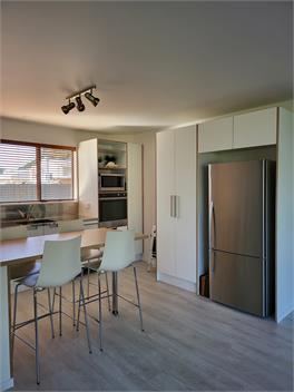 BEACH HAVEN APARTMENT. No road to cross to the beach. - 