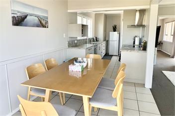 Large Sunny Home Close to It All - Relax & Explore - Nelson