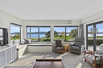 Spacious Lakefront Escape - Taupo