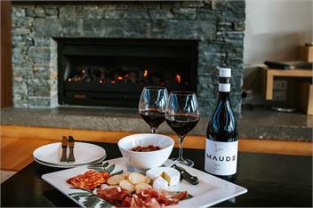 Mt Gold Retreat - Sleeps 8 - Spa Pool - Tennis Court - Wanaka