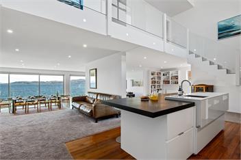 Linger Lakeside - Luxury Home above the Lake - Taupo
