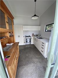Experience a Kiwi beach holiday here, a couple of minutes walk to the sand - Whangaparaoa