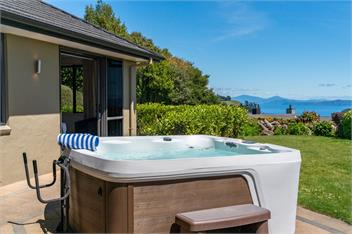 Scenic Solitude - Spa-pool, Lake and Mountain Views - Taupo