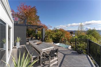 Bayview - Relax in the Hot Tub or Cross the Street to the Lake! - Taupo