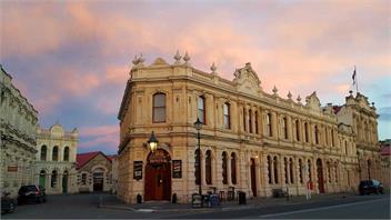 3 Bedroom Victorian Villa with Sea Views - OAMARU 