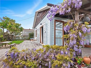 Rustic villa with pool. Fenced house dogs welcome - Mt Maunganui