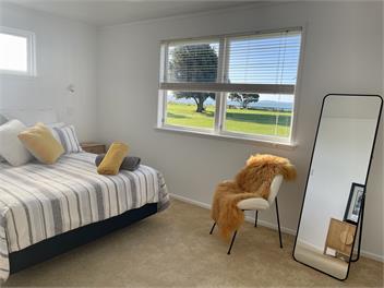 LOCATION! LOCATION! ...EPIC Beach Front Bach - Northland