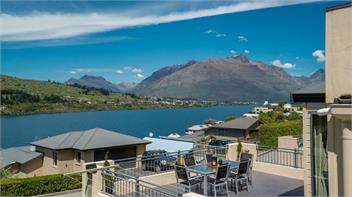 Panoramic Peaks: 3BR Home with Lake Vistas - Queenstown