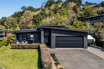 Riverside Retreat - spa pool, table tennis, riverside! - 