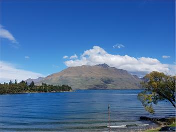The Bay House - waterfront accommodation with hot tub - Queenstown