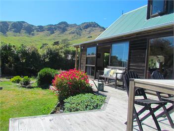 MOANANUI LODGE. Relax Heaven ! 15 sec stroll to beach Views frm every window - Banks Peninsula
