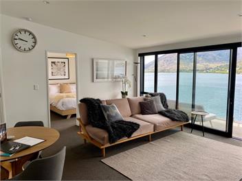 LakeLife Lake Front Apartment - Queenstown