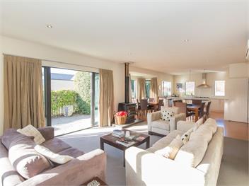 Modern Lake Haven (Bachcare) - Wanaka