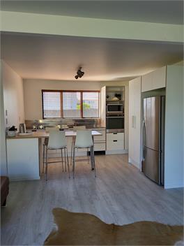 BEACH HAVEN APARTMENT. No road to cross to the beach. - 