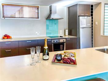 Luxury Waterfront Dockside Apartment - Picton